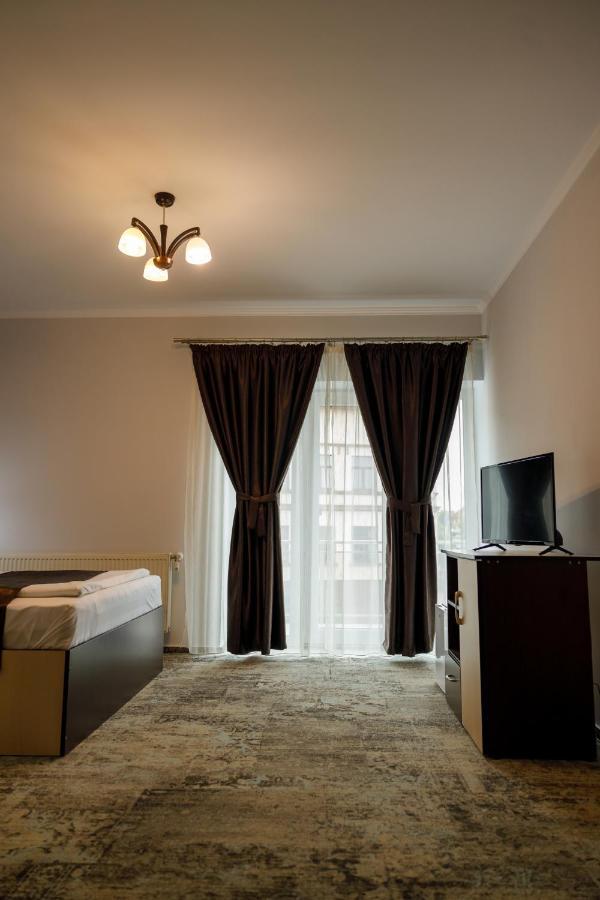 Sub Cetate Hotel Râşnov Exterior photo